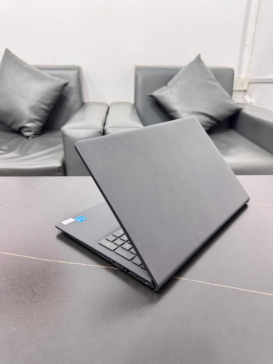 dell Vostro 3520 - ຮູບພາບ 3